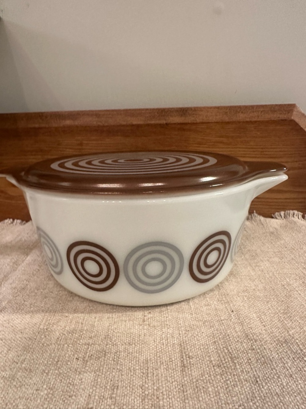 Pyrex cosmopolitan casserole dish with lid